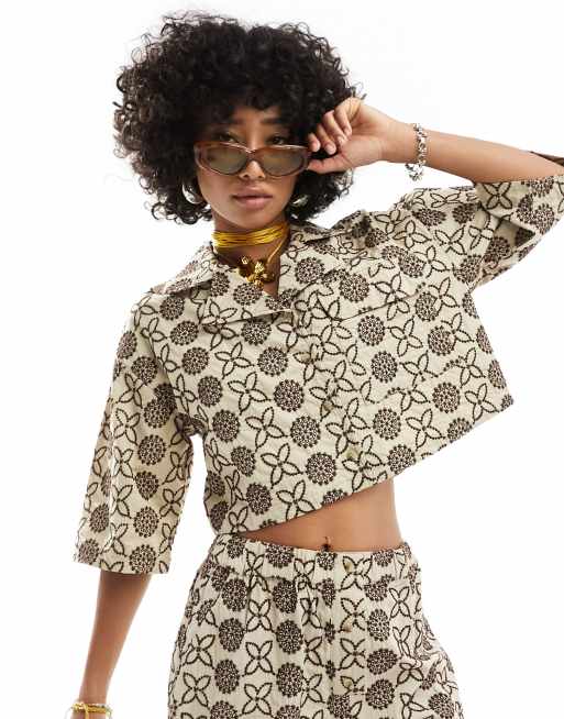 Native Youth - Camicia squadrata corta beige ricamata in coordinato