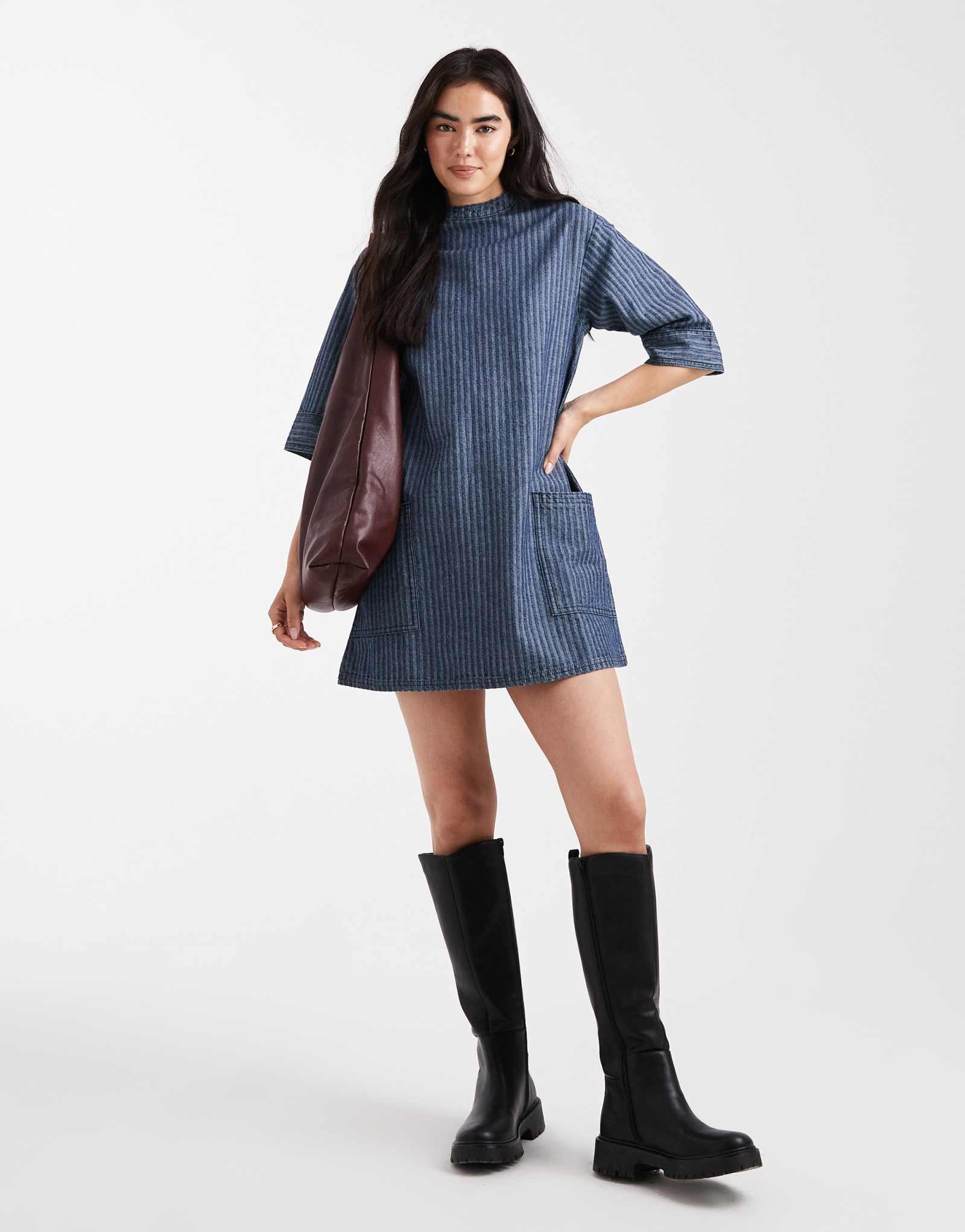 Синее молодежное джинсовое платье в полоску с воротником-стойкой из натуральной кожи синего цвета