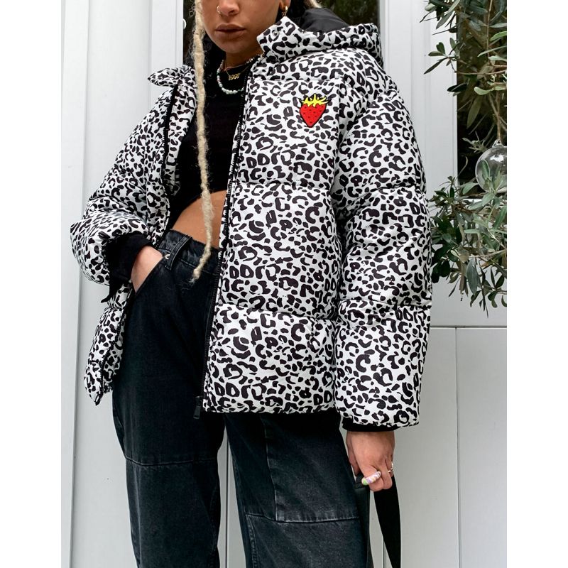 Cappotti e Giacche Giacche Native Youth - Giacca imbottita oversize con cappuccio leopardata con fragola ricamata