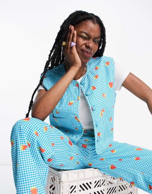 Native Youth - Gilet met knopen en aardbeien-picknickprint, deel van co-ord set