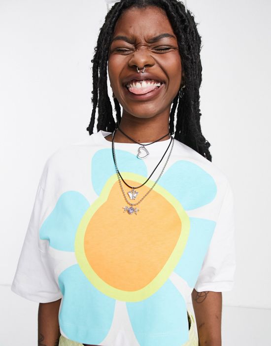 https://images.asos-media.com/products/native-youth-oversized-boxy-t-shirt-with-blown-out-flower-graphic/202693918-1-multi?$n_550w$&wid=550&fit=constrain