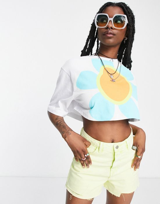 https://images.asos-media.com/products/native-youth-oversized-boxy-t-shirt-with-blown-out-flower-graphic/202693918-3?$n_550w$&wid=550&fit=constrain