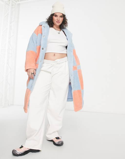 Native Youth Plus – Langer Mantel in Oversize-Passform aus Lammfellimitat mit Schachbrettmuster