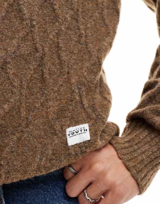 Native Youth – Strickpullover in Braun mit kurzem Reißverschluss, Zopfmuster und Stehkragen, 2 von 4