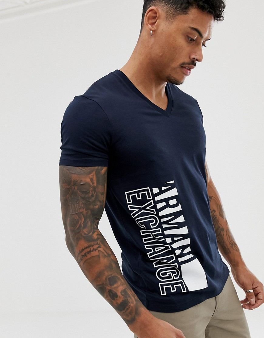 Navy T-shirt med V-hals og logo i siden fra Armani Exchange-Marineblå