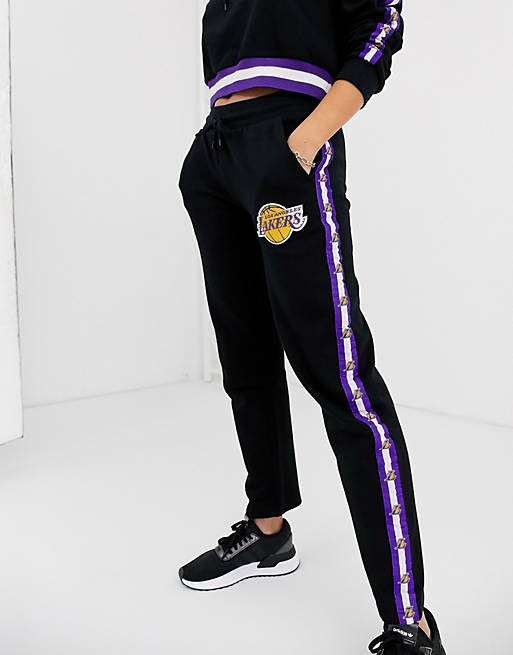 marionet romantisch Uiterlijk NBA - Joggingbroek met Lakers-logo en zijtape | ASOS
