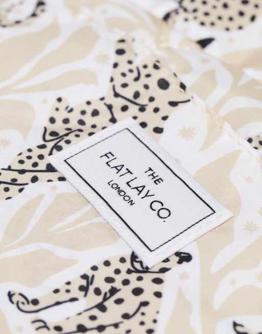 Neceser de maquillaje beis con estampado de guepardos y cordón ajustable exclusivo de The Flat Lay Co. x ASOS, 2 de 4