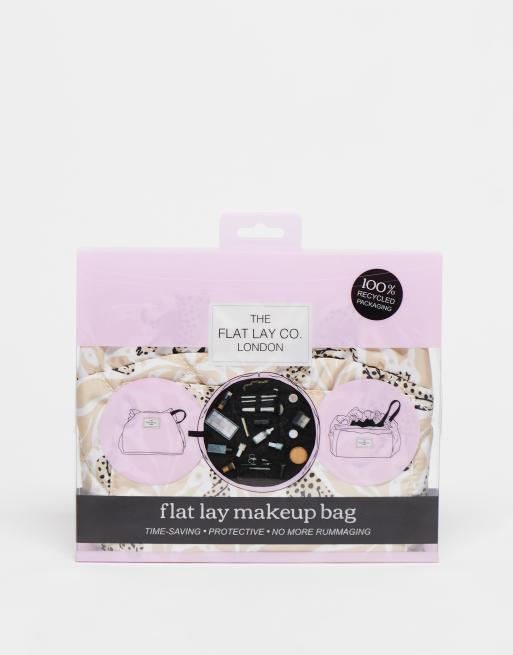 Neceser de maquillaje beis con estampado de guepardos y cordón ajustable exclusivo de The Flat Lay Co. x ASOS, 3 de 4