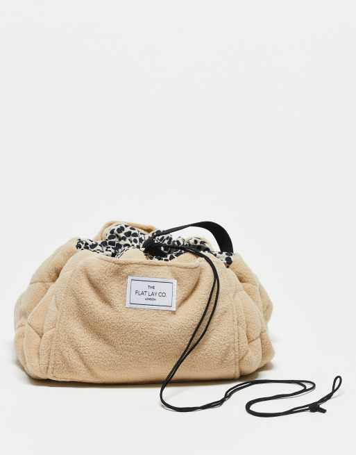 Neceser de maquillaje beis de borreguito con cordón ajustable y forro con estampado de guepardo exclusivo de The Flat Lay Co. x ASOS 