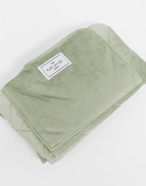 Neceser de maquillaje con cordón ajustable en terciopelo verde salvia de The Flat Lay Co., 4 de 4