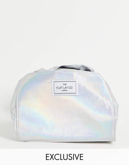 Neceser de maquillaje con cordón ajustable y acabado holográfico exclusivo de The Flat Lay Co. x ASOS