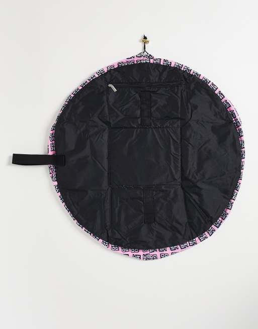 Neceser de maquillaje con cordón ajustable y estampado "Game Over" exclusivo de The Flat Lay Co. x ASOS, 4 de 4