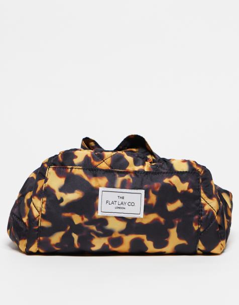 Neceser de maquillaje con estampado de carey, cordón ajustable y diseño de concha exclusivo de The Flat Lay Co. x ASOS - view 1