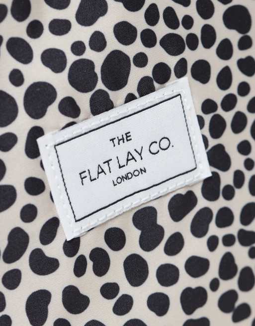 Neceser de maquillaje con estampado de guepardo exclusivo de The Flat Lay Co. x ASOS, 2 de 4