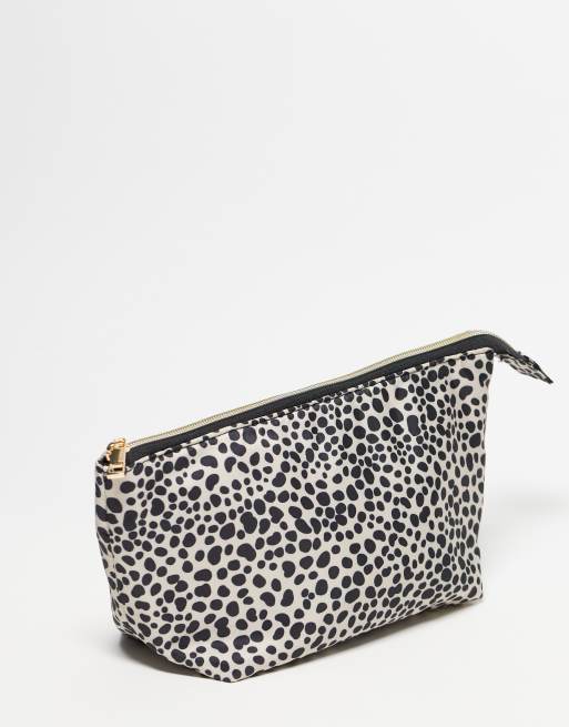 Neceser de maquillaje con estampado de guepardo exclusivo de The Flat Lay Co. x ASOS, 3 de 4