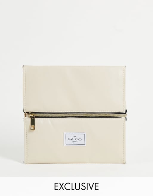 Neceser de maquillaje crema con diseño de caja plana efecto cuero exclusivo de The Flat Lay Co. x ASOS