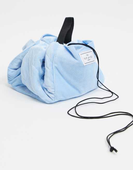 Neceser de maquillaje de pana azul claro con cordón ajustable de The Flat Lay Co.