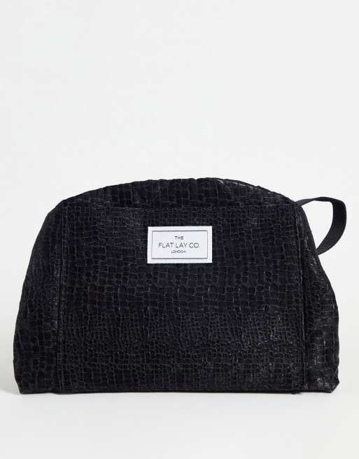 Neceser de maquillaje negro efecto cocodrilo con cordón ajustable exclusivo de The Flat Lay Co. X ASOS