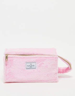 Neceser de maquillaje rosa de tejido mullido con diseño de caja plana abierta y forro a cuadros vichy exclusivo de The Flat Lay Co. x ASOS 