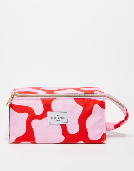 Neceser de maquillaje rosa y rojo con estampado de jirafa y diseño de caja plana abierta exclusivo de The Flat Lay Co. x ASOS