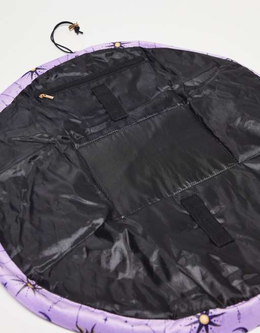 Neceser lila con estampado celestial y cordón ajustable de Chelsea Peers, 2 de 4
