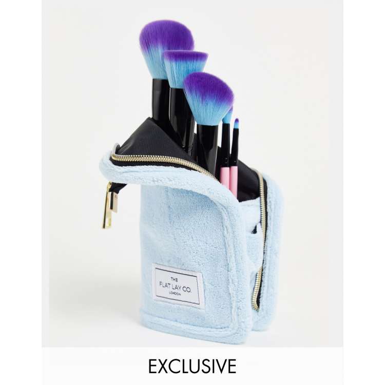 Neceser para brochas de maquillaje azul de rizo exclusivo de The Flat Lay  Co. x ASOS