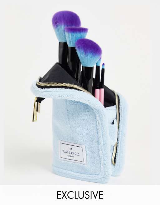 Neceser para brochas de maquillaje azul de rizo exclusivo de The Flat Lay  Co. x ASOS