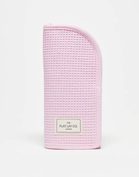 Neceser para brochas rosa vertical de tejido gofrado exclusivo de The Flat Lay Co. x ASOS - view 1
