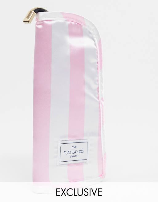 Neceser para brochas vertical con diseño a rayas rosas golosina exclusivo de The Flat Lay Co. x ASOS