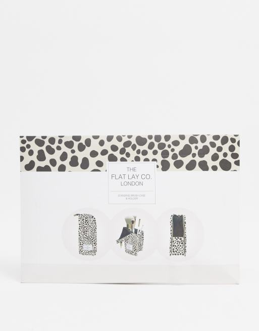 Neceser para brochas vertical con estampado de lunares de guepardo exclusivo de The Flat Lay Co. x ASOS, 2 de 4