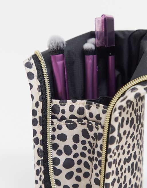 Neceser para brochas vertical con estampado de lunares de guepardo exclusivo de The Flat Lay Co. x ASOS, 3 de 4