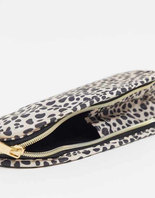 Neceser para brochas vertical con estampado de lunares de guepardo exclusivo de The Flat Lay Co. x ASOS, 4 de 4