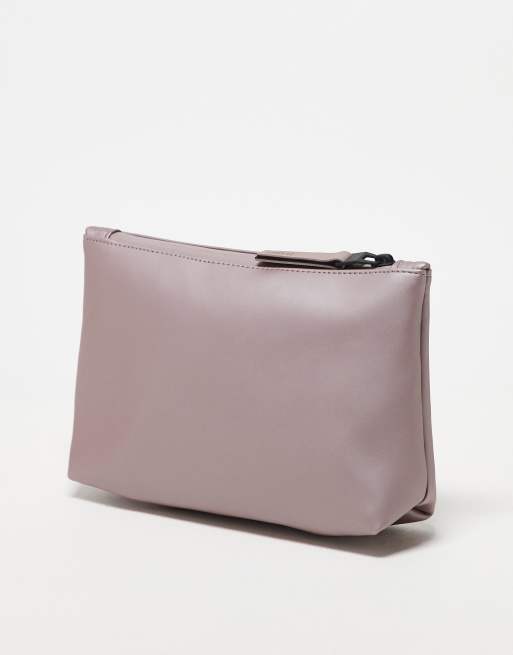Neceser para cosméticos rosa metalizado impermeable de Rains ASOS