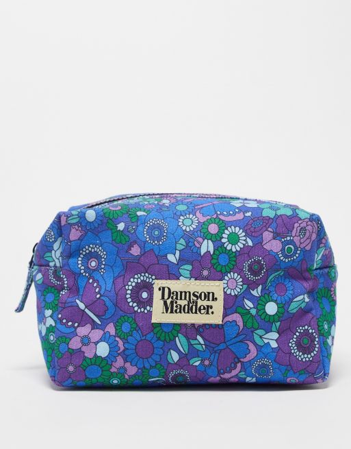 Neceser para maquillaje azul acolchado con estampado floral y logo de la marca de algodón de Damson Madder