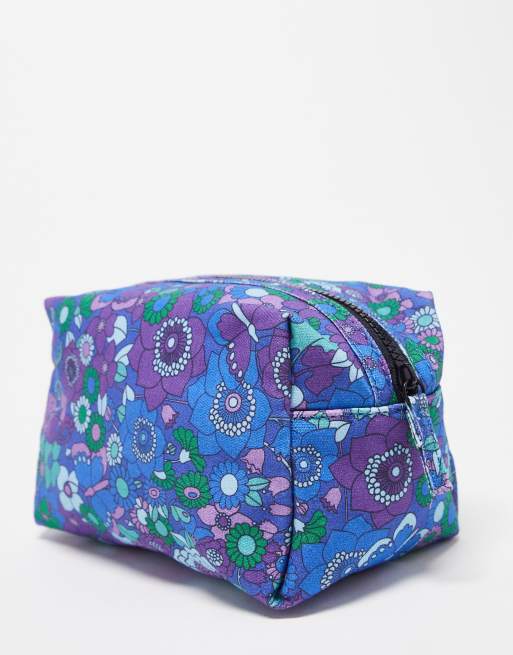 Neceser para maquillaje azul acolchado con estampado floral y logo de la marca de algodón de Damson Madder, 2 de 4