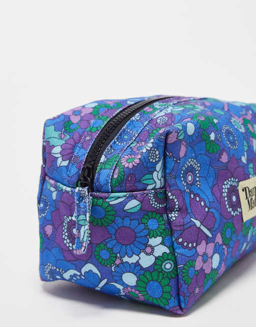 Neceser para maquillaje azul acolchado con estampado floral y logo de la marca de algodón de Damson Madder, 4 de 4