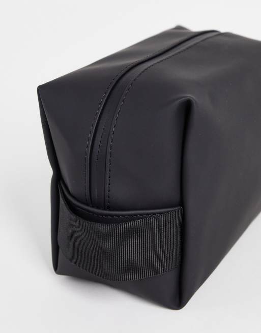 Neceser pequeño negro unisex impermeable de Rains, 3 de 4