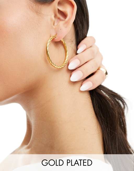Neck On The Line – Albany – 40-mm-Creolen aus vergoldetem Edelstahl mit Strukturmuster