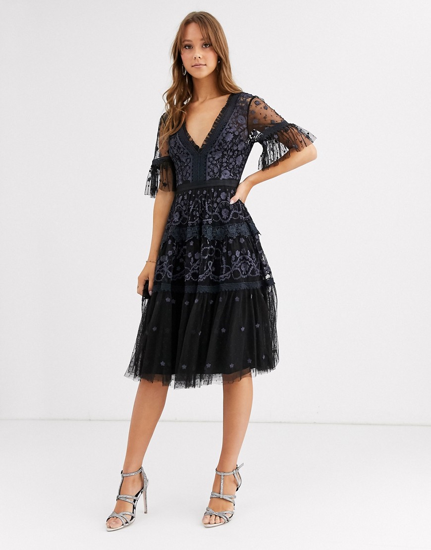 Needle & Thread - Kanten midi-jurk met borduursel in zwart en antracietgrijs-blauw