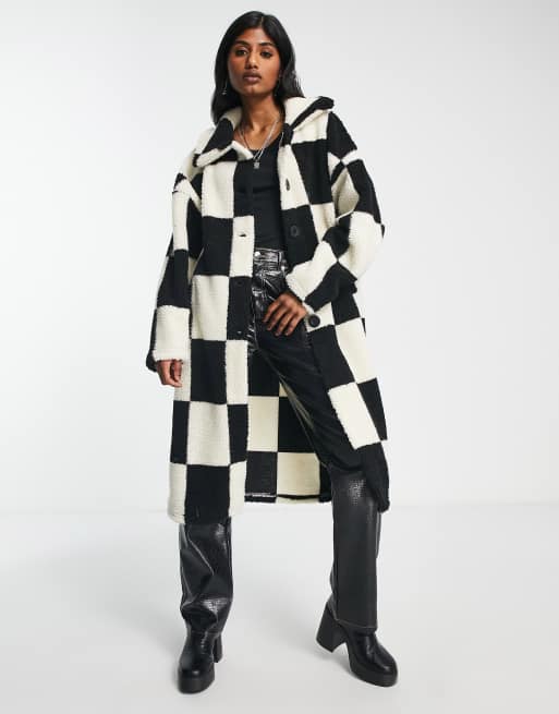 Neon & Nylon - Cappotto taglio lungo tessuto effetto peluche a scacchi bianchi e neri
