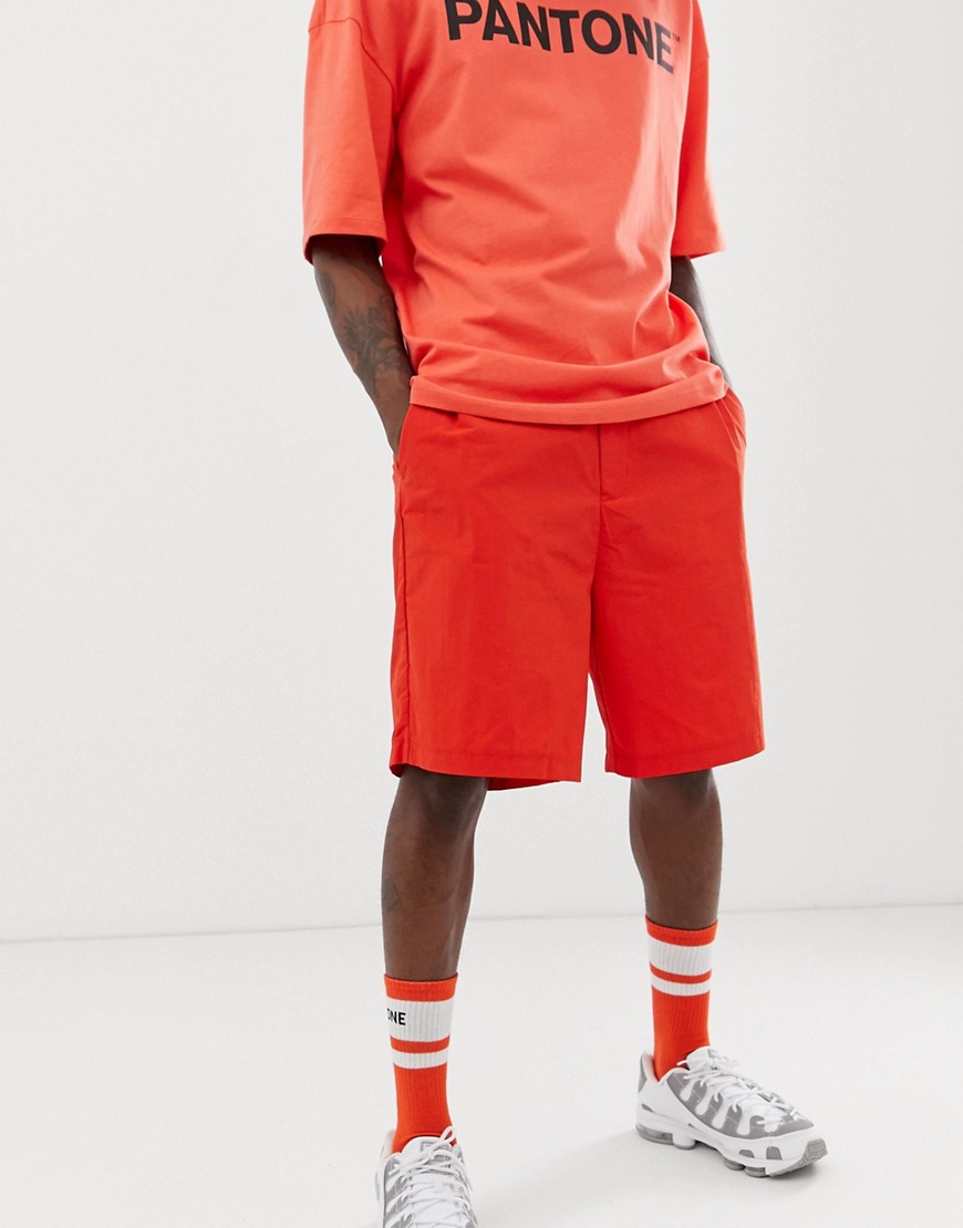 Neon-orange PANTONE shorts fra Bershka