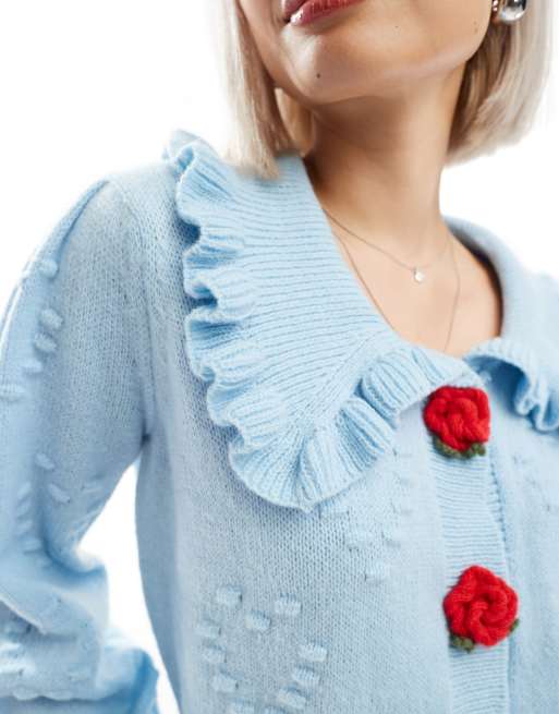 Neon Rose - Ajourgebreid vest met rozenknopjes in babyblauw, 2 van 4