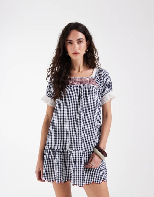 Neon Rose – Babydoll-Kleid mit Rüschen, eckigem Ausschnitt und blauem Vichy-Karo, 2 von 4