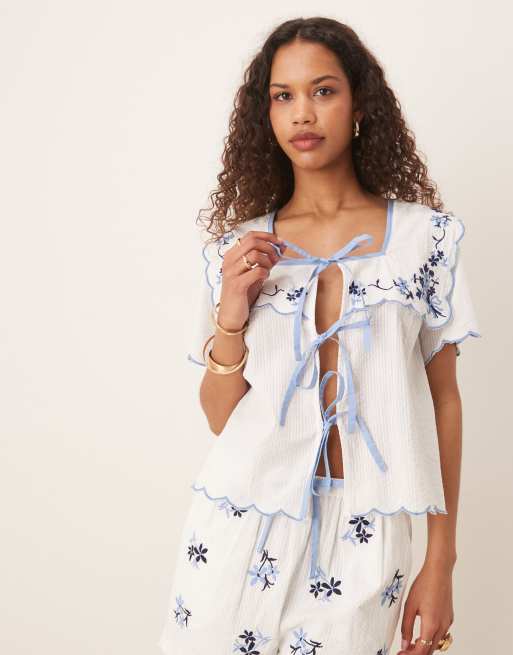 Neon Rose - Blusa bianca squadrata con ricami blu e allacciatura sul davanti