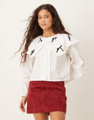 Neon Rose - Bluse in Weiß mit Oversize-Kragen mit Schleifenverzierung