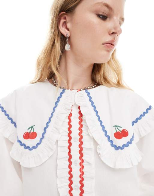 Neon Rose – Bluse in Weiß mit Oversize-Kragen und Kirschdetails, 2 von 4