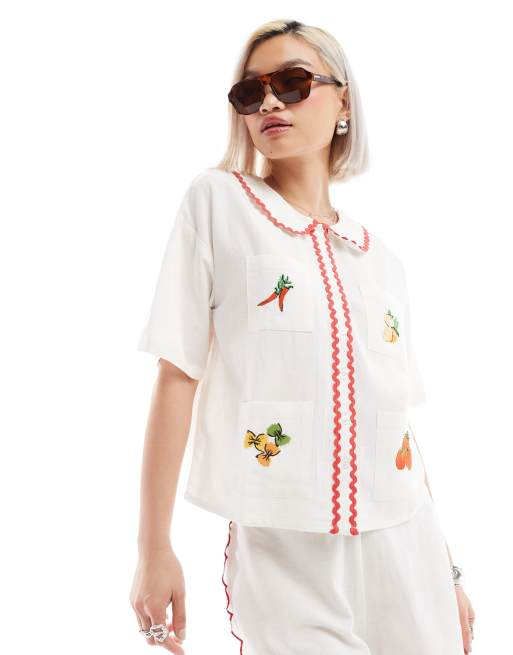 Neon Rose – Bluse in Weiß mit Zackenlitze und bestickten Taschen, Kombiteil