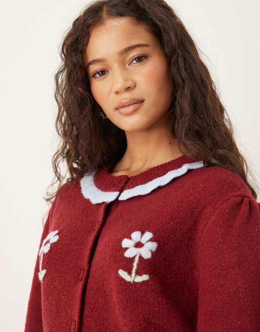 Neon Rose - Bordeauxrød cardigan med blomster- og flæsedetalje, 4 af 4