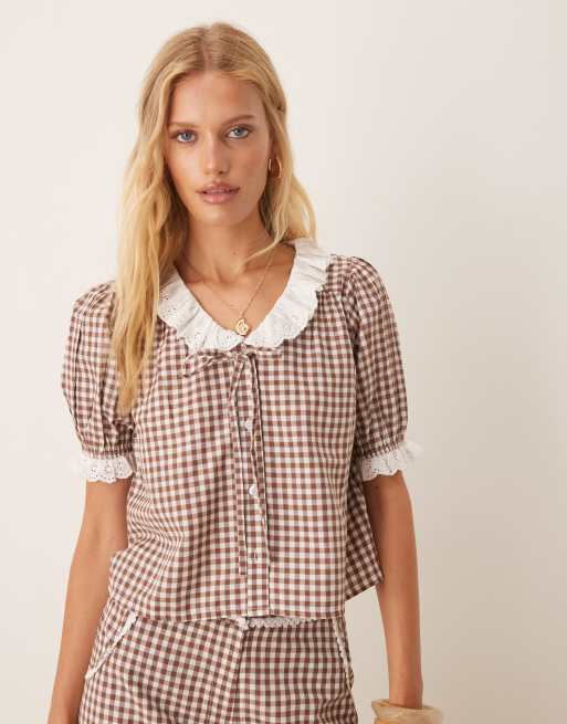 Neon Rose – Brun, ginghamrutig blus med broderad krage