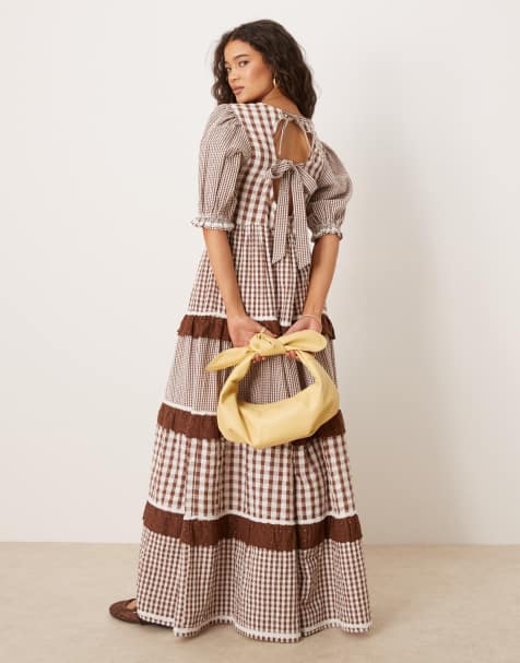 Neon Rose - Brun smock-kjole med flæsedetaljer, pufærmer og gingham-tern - view 1